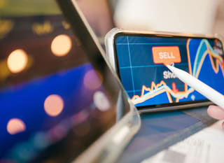Analytik sledující příležitosti na trhu s Bitcoin, Ethereum a forexem